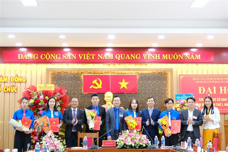 Trao quyết định cho các đồng chí trong Ban Chấp hành Chi đoàn cơ sở Ban tổ chức Tỉnh ủy