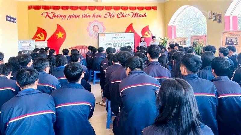 Buổi sinh hoạt chuyên đề “Học tập, tìm hiểu về cuộc đời và sự nghiệp của Bác Hồ” tại Không gian Văn hóa Hồ Chí Minh của Đảng bộ Trường THPT Trần Phú - Đà Lạt