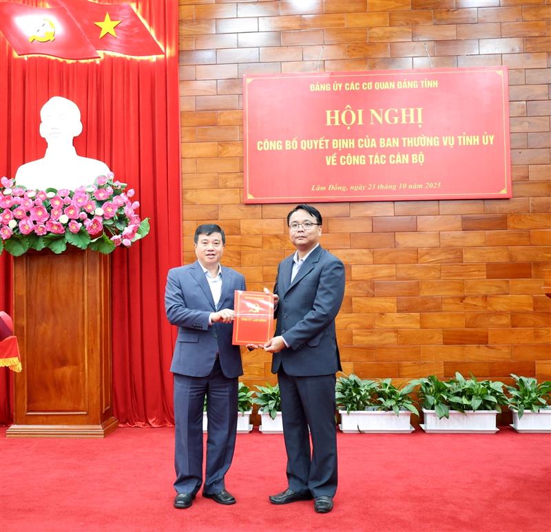 Bí thư Tỉnh ủy Lâm Đồng Y Thanh Hà Niê Kđăm trao quyết định của Ban Thường vụ Tỉnh ủy Lâm Đồng chỉ định đồng chí Đặng Hồng Sỹ, Phó Bí thư Thường trực Tỉnh ủy giữ chức Bí thư Đảng ủy Các cơ quan Đảng tỉnh nhiệm kỳ 2025 - 2030