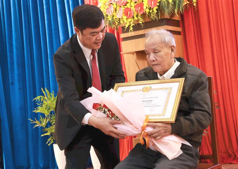 Đồng chí Đặng Đức Hiệp, Ủy viên Ban Thường vụ, Bí thư Đảng ủy phường Xuân Hương - Đà Lạt trân trọng trao huy hiệu cho đảng viên 65 năm tuổi Đảng