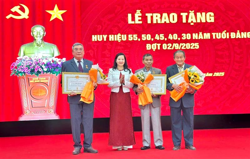Bí thư Đảng ủy phường Lang Biang - Đà Lạt Trần Thị Chúc Quỳnh trao Huy hiệu cho các đảng viên 55, 50 năm tuổi Đảng