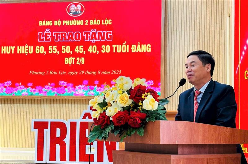 Bí thư Đảng ủy Phường 2 Bảo Lộc Nghiêm Xuân Đức phát biểu chúc mừng các đảng viên nhận Huy hiệu Đảng đợt 2/9