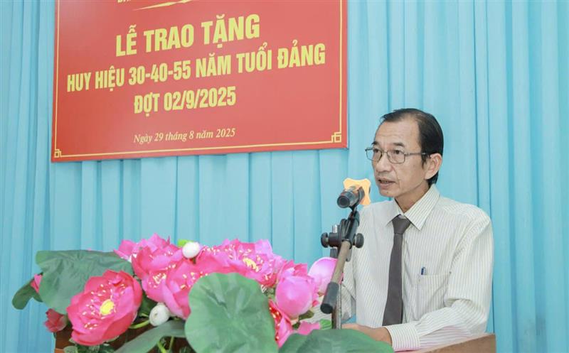 Đồng chí Nguyễn Tuấn Anh, Tỉnh ủy viên, Bí thư Đảng ủy phường Tiến Thành phát biểu chúc mừng buổi lễ