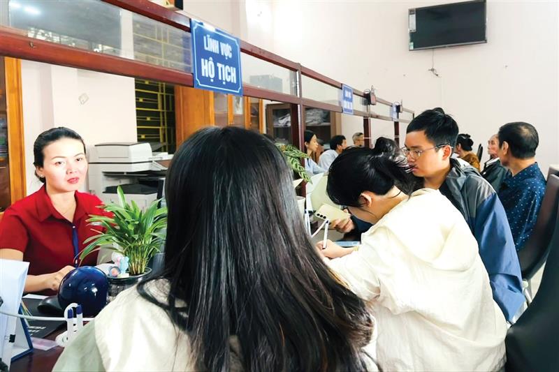 Cán bộ TTPVHCC của xã Tánh Linh nỗ lực phục vụ Nhân dân