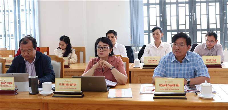 Các đồng chí Phó Bí thư chuyên trách Đảng ủy Các cơ quan Đảng tỉnh cùng đại biểu tham dự 1 Hội nghị Ban chấp hành Đảng bộ