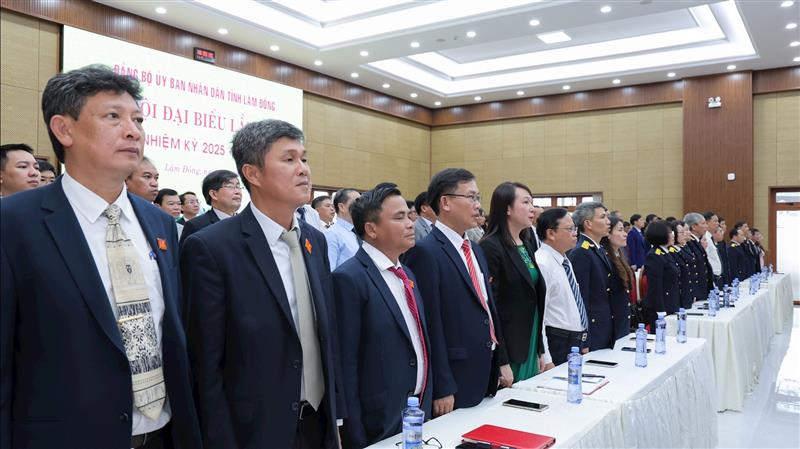 Các đại biểu chào cờ và hát Quốc ca, Quốc tế ca