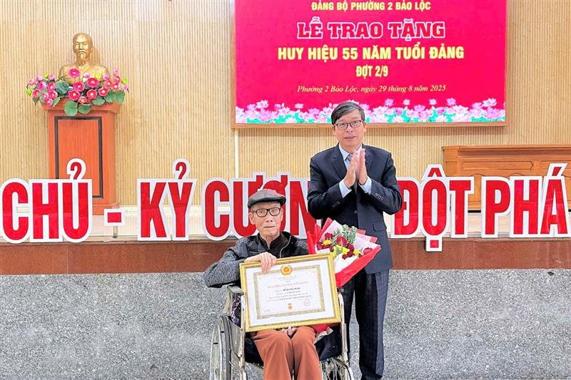 Lãnh đạo Đảng ủy Phường 2 Bảo Lộc trao Huy hiệu 55 năm tuổi Đảng cho đảng viên