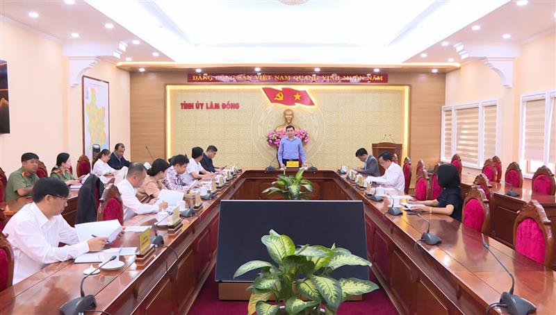 Phó Bí thư Thường trực Tỉnh ủy Nguyễn Hoài Anh chủ trì cuộc họp với các thành viên Tiểu ban Tổ chức phục vụ Đại hội