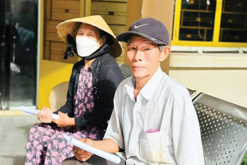 Ông Nguyễn Văn Nĩa hài lòng với sự hỗ trợ, hướng dẫn của cán bộ địa phương