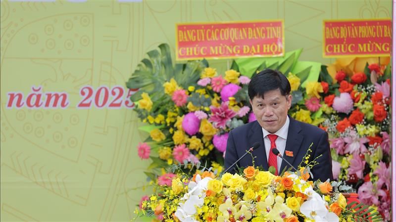 Đồng chí Trần Văn Thương, Tỉnh ủy viên, Phó Bí thư Chuyên trách Đảng ủy UBND tỉnh Lâm Đồng điều hành các nội dung bầu Đoàn Chủ tịch, Đoàn Thư ký và Ban Thẩm tra tư cách đại biểu