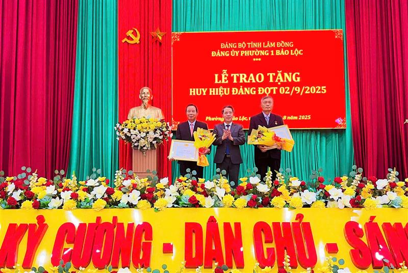 Lãnh đạo Đảng ủy Phường 1 Bảo Lộc trao Huy hiệu 45 tuổi Đảng cho các đảng viên
