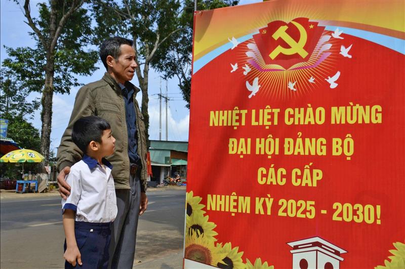 Người dân xã Kiến Đức hân hoan chào mừng đại hội Đảng bộ các cấp