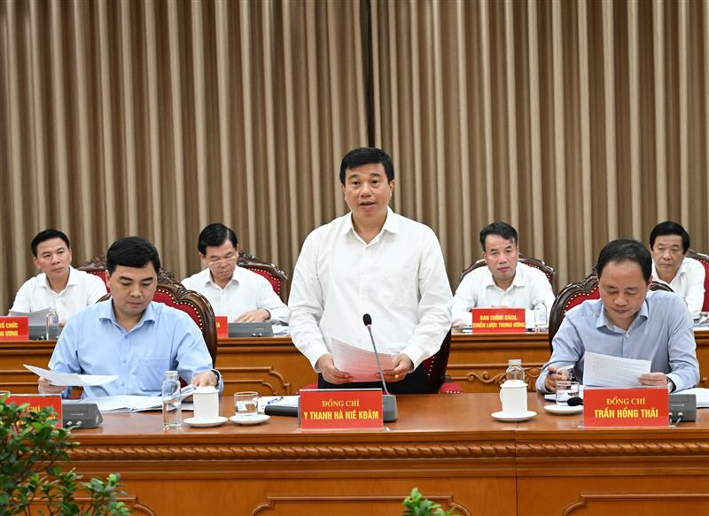 Đồng chí Y Thanh Hà Niê Kđăm, Ủy viên Ban Chấp hành Trung ương Đảng, Bí thư Tỉnh ủy Lâm Đồng báo cáo tại buổi làm việc