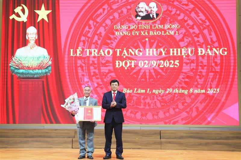 Đồng chí Trương Hoài Minh, Bí thư Đảng ủy xã Bảo Lâm 1 trao Huy hiệu 60 năm tuổi đảng cho đảng viên