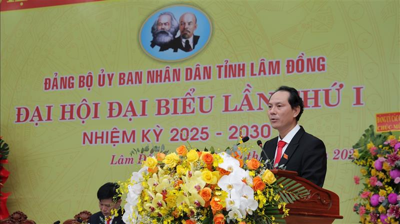 Đồng chí Trần Đình Nguyên, Phó Bí thư Chuyên trách Đảng ủy điều hành thông qua Nội quy, Quy chế làm việc và Chương trình Phiên chính thức của Đại hội đại biểu Đảng bộ UBND tỉnh Lâm Đồng