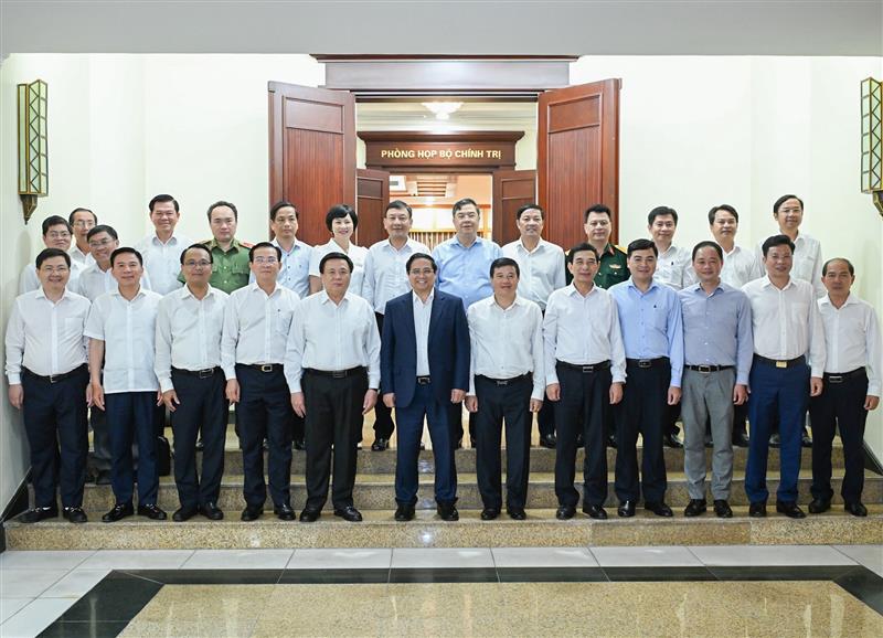 Ban Thường vụ Tỉnh ủy Lâm Đồng chụp hình lưu niệm cùng với Thủ tướng Chính phủ và lãnh đạo các bộ, ngành