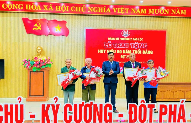 Các đảng viên nhận Huy hiệu Đảng đợt 2/9 năm 2025