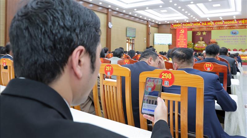 Đại biểu tra cứu Văn kiện Đại hội qua mã QR Code