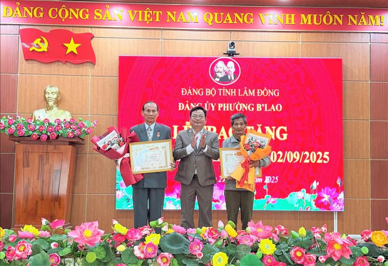 Lãnh đạo phường B'Lao trao Huy hiệu Đảng đợt 2/9 cho các đảng viên