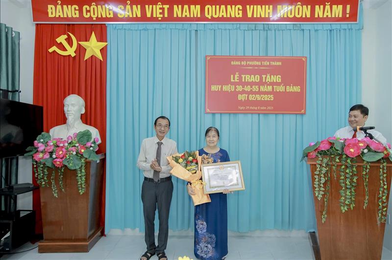 Đồng chí Đào Thị Hồng nhận Huy hiệu 55 năm tuổi Đảng.