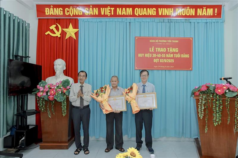 Các đồng chí nhận Huy hiệu 40 năm tuổi Đảng