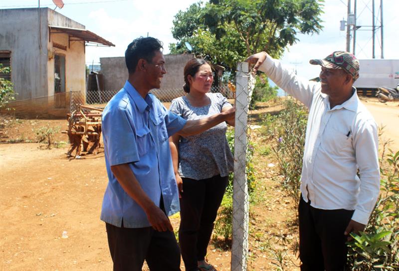 Đảng viên thôn Ta Ly 2 vận động bà con xây dựng đời sống văn hóa và chung tay xây dựng nông thôn mới. Ảnh: Đ.Tú