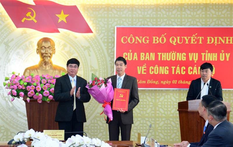 Phó Bí thư Thường trực Tỉnh ủy Lâm Đồng Trần Đình Văn trao quyết định bổ nhiệm Phó Chánh Văn phòng Tỉnh ủy cho đồng chí Nguyễn Thành Cơ