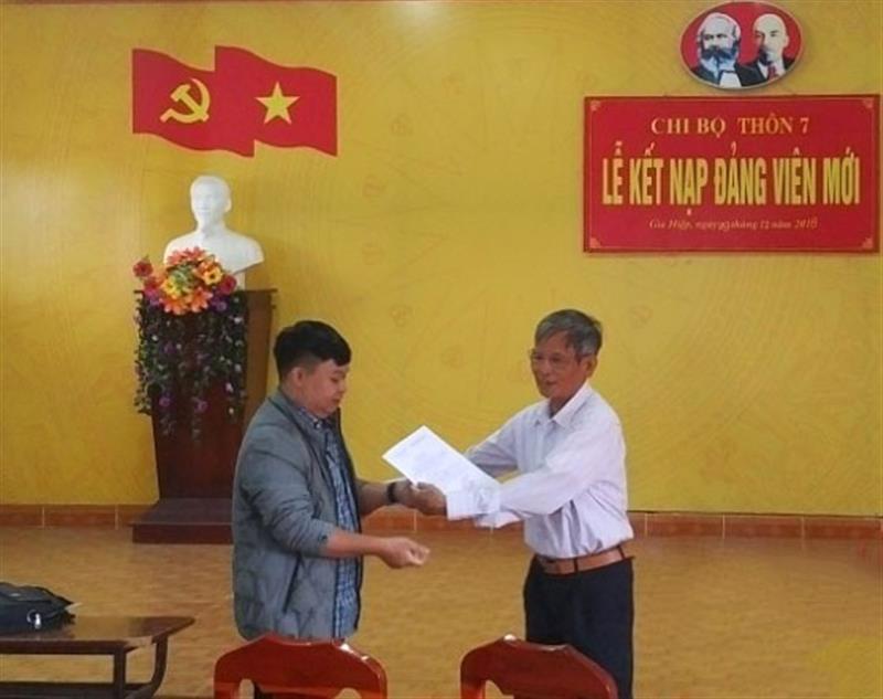 Nhiều quần chúng trẻ tiêu biểu ở Di Linh đã được kết nạp đứng vào hàng ngũ của Đảng