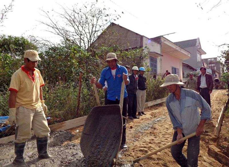 Chính quyền và những người có uy tín vận động Nhân dân hiến đất làm đường ở Lạc Dương. Ảnh: T.D.H