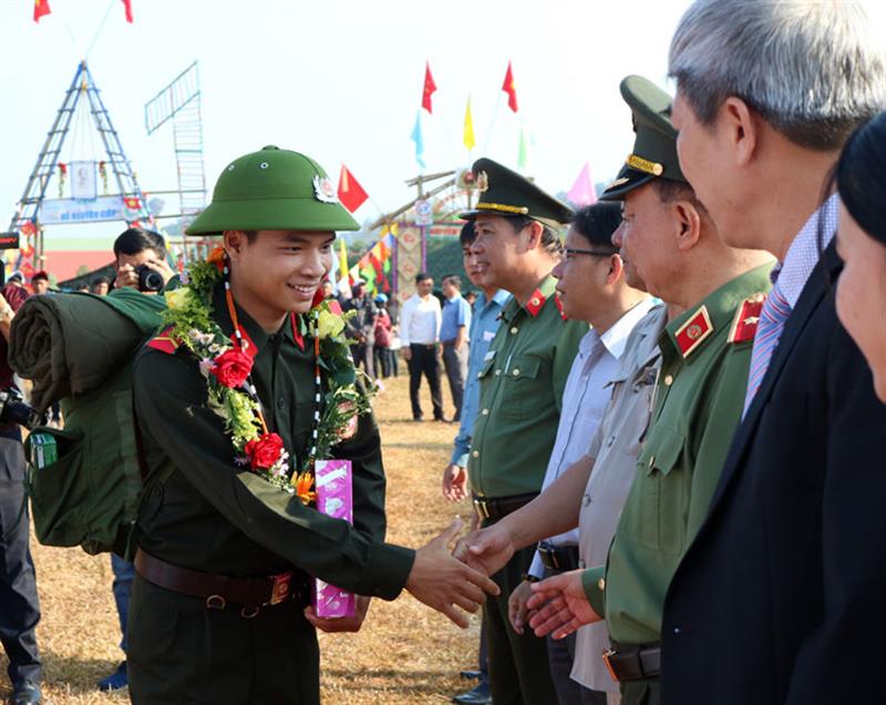 Suốt 3 năm qua, Lâm Đồng luôn hoàn thành và vượt chỉ tiêu gọi đảng viên nhập ngũ. Ảnh: N.Ngà