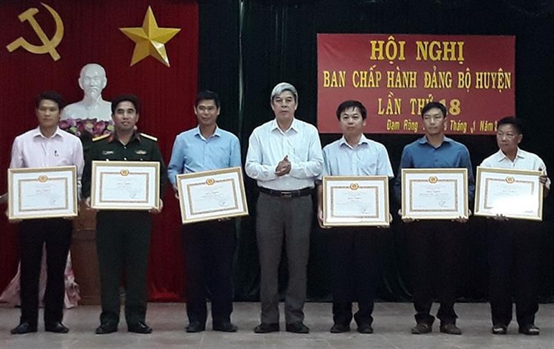 Lãnh đạo Huyện ủy Đam Rông trao giấy khen cho các đơn vị hoàn thành xuất sắc nhiệm vụ trong năm 2018