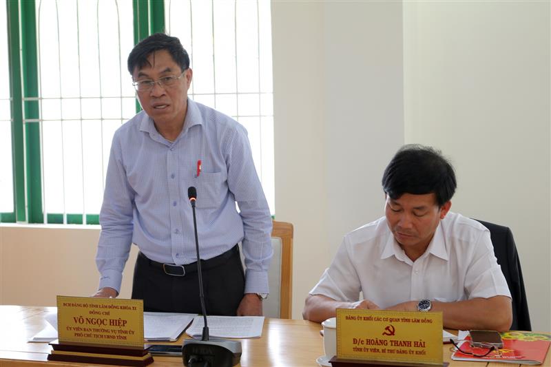 Đồng chí Võ Ngọc Hiệp - Ủy viên Ban Thường vụ Tỉnh ủy, Phó Chủ tịch UBND tỉnh trao đổi tại buổi làm việc