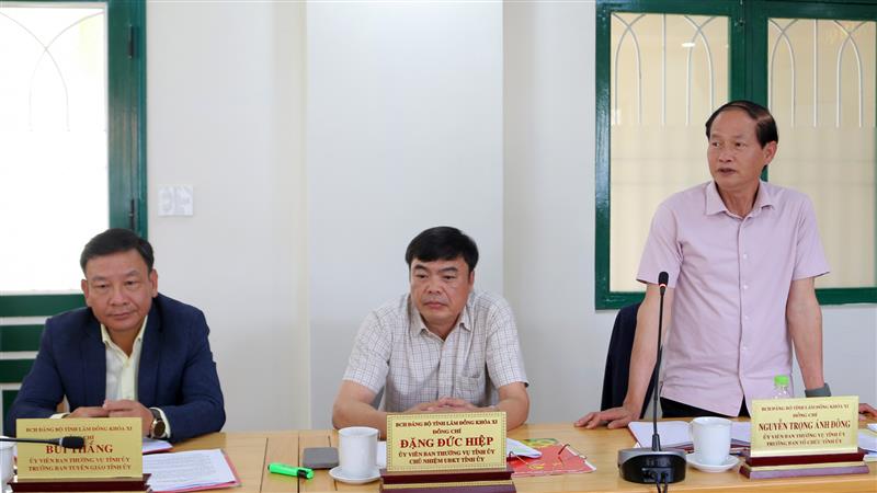 Đồng chí Nguyễn Trọng Ánh Đông - Ủy viên Ban Thường vụ Tỉnh ủy, Trưởng Ban Tổ chức Tỉnh ủy trao đổi tại buổi làm việc