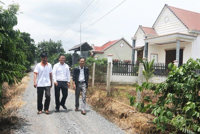 Ông Trần Văn Uy (áo đen) luôn gần gũi, biết lắng nghe tâm tư, nguyện vọng của dân. Ảnh: N.B