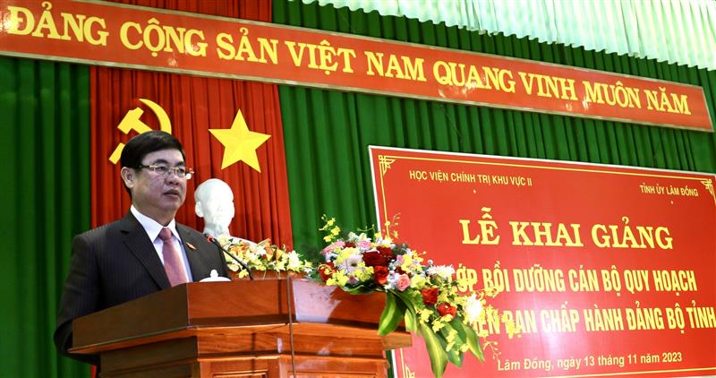 Đồng chí Trần Đình Văn – Phó Bí thư Thường trực Tỉnh ủy, Trưởng đoàn Đại biểu Quốc hội đơn vị tỉnh Lâm Đồng phát biểu khai giảng lớp bồi dưỡng