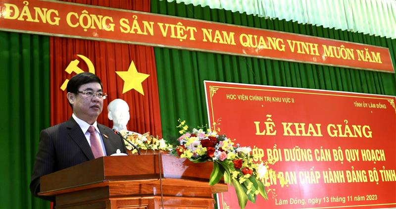 Đồng chí Trần Đình Văn – Phó Bí thư Thường trực Tỉnh ủy, Trưởng đoàn Đại biểu Quốc hội đơn vị tỉnh Lâm Đồng phát biểu khai giảng lớp bồi dưỡng