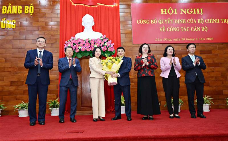 Đồng chí Nguyễn Thị Thanh - Ủy viên Trung ương Đảng, Phó Chủ tịch Quốc hội cùng các thành viên Quốc hội tặng hoa chúc mừng tân Bí thư Tỉnh uỷ Lâm Đồng
