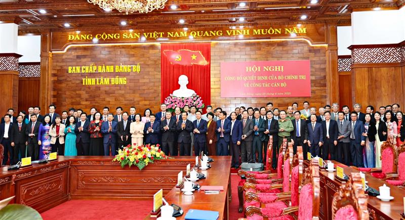 Các đại biểu chụp hình lưu niệm tại Hội nghị