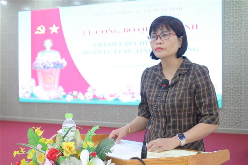 Đồng chí Nguyễn Thị Nga Oanh - Trưởng Ban Tổ chức Đảng ủy Khối các cơ quan tỉnh công bố quyết định thành lập Chi bộ cơ sở Đoàn Luật sư tỉnh Lâm Đồng