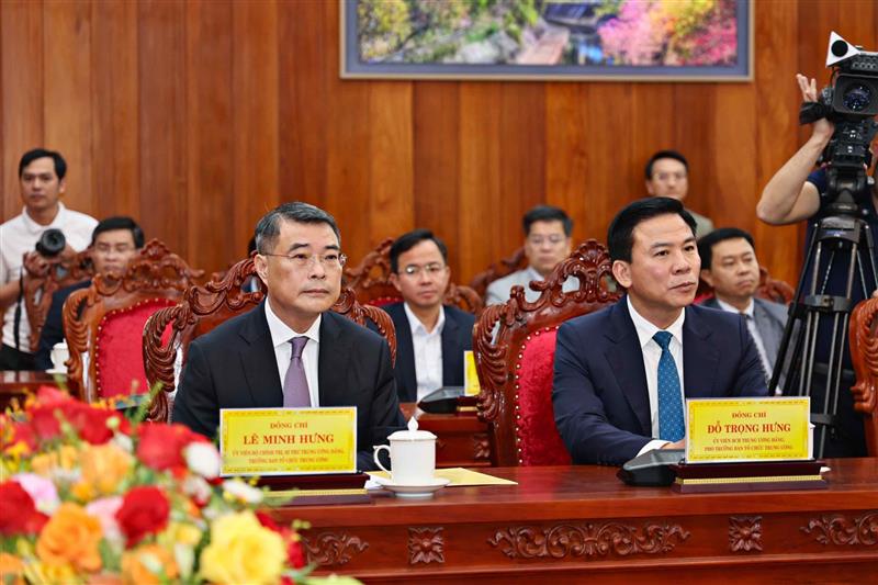 Đồng chí Lê Minh Hưng - Uỷ viên Bộ Chính trị, Bí thư Trung ương Đảng, Trưởng Ban Tổ chức Trung ương và đồng chí Đỗ Trọng Hưng - Uỷ viên Trung ương Đảng, Phó trưởng Ban Tổ chức Trung ương tham dự Hội nghị