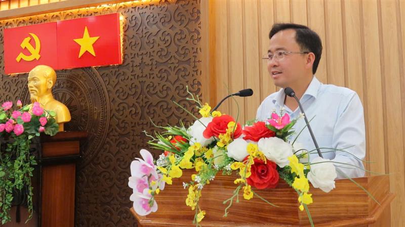 Đồng chí Nguyễn Văn Lộc - Phó Trưởng ban Thường trực Ban Tổ chức Tỉnh ủy báo cáo tóm tắt về công tác sắp xếp tổ chức bộ máy cấp tỉnh, cấp xã và chuẩn bị đại hội Đảng các cấp nhiệm kỳ 2025 - 2030