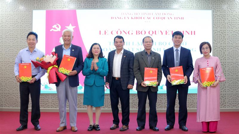 Đồng chí Nguyễn Thị Phương Thảo - Phó Bí thư Thường trực Đảng ủy Khối các cơ quan tỉnh và đồng chí Lương Văn Mừng - Phó Bí thư Đảng ủy Khối trao quyết định và tặng hoa chúc mừng Chi bộ cơ sở Đoàn luật sư tỉnh