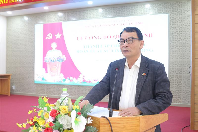 Đồng chí Lương Văn Mừng - Phó Bí thư Đảng ủy Khối các cơ quan tỉnh phát biểu chúc mừng và giao nhiệm vụ cho Chi bộ cơ sở Đoàn Luật sư tỉnh