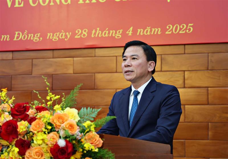 Đồng chí Đỗ Trọng Hưng - Uỷ viên Trung ương Đảng, Phó trưởng Ban Tổ chức Trung ương công bố quyết định của Bộ Chính trị về công tác cán bộ