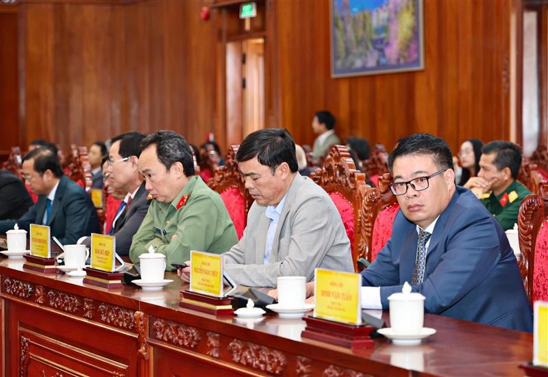 Các đồng chí lãnh đạo UBND tỉnh, các sở, ngành, địa phương tham dự Hội nghị