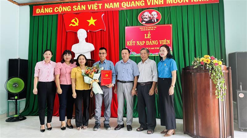 Đại diện lãnh đạo huyện Đạ Tẻh và chính quyền địa phương tặng hoa chúc mừng đảng viên mới Lê Duy Nhã