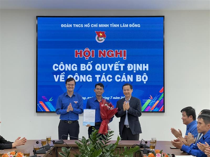 Bí thư Thứ nhất Ban Chấp hành Trung ương Đoàn Bùi Quang Huy và Quyền Bí thư Tỉnh ủy Lâm Đồng Nguyễn Thái Học tặng hoa chúc mừng tân Bí thư Tỉnh Đoàn Lâm Đồng Ndu Ha Biên