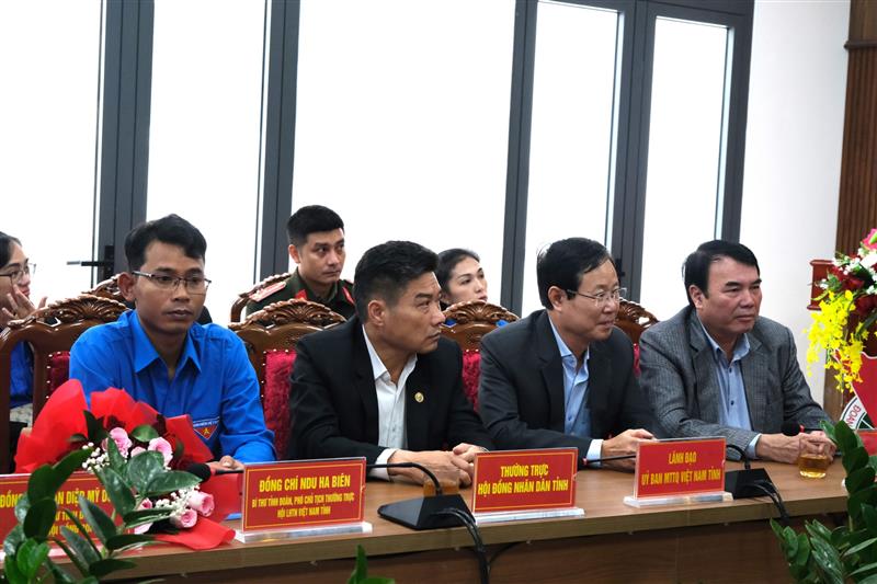 Các đồng chí đại diện lãnh đạo HĐND, UBND, Ủy ban MTTQ Việt Nam tỉnh tham dự Hội nghị