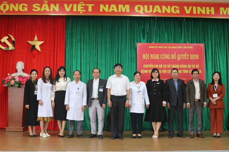 Lãnh đạo Đảng ủy Khối Các cơ quan tỉnh chụp hình lưu niệm với Ban Chấp hành Đảng bộ Bệnh viện Phục hồi chức năng tỉnh