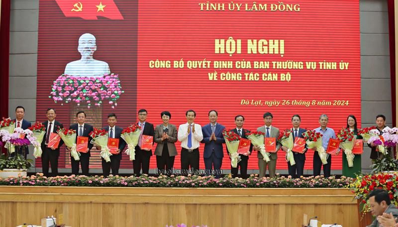 Lãnh đạo Tỉnh uỷ, HĐND, UBND tỉnh trao quyết định và tặng hoa chúc mừng các đồng chí được điều động, bổ nhiệm